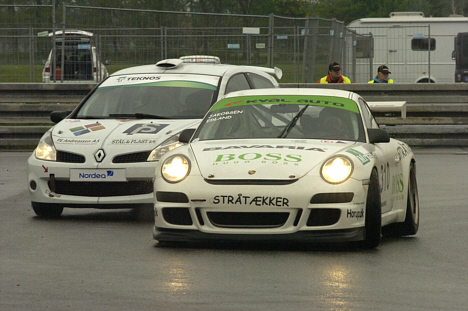 To hold med vinderchancer: Michael Jakobsen/Roy Arild Edland i Porsche og Henrik Larsen/Kurt Poulsen/René Andreassen i Renault Clio III.
